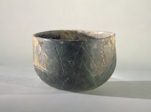 リボンスタイルの装飾が施された容器、ダニューブ新石器時代（セラミック）